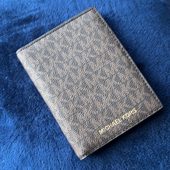 Michael Kors Bedford Passport Case/Travel Wallet - Picture 1 of 5